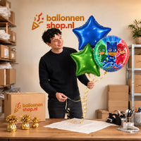 Jesse houdt PJ Masks Gekko, Owlette & Catboy Trosje vast in de warme werkplaats van Ballonnenshop.nl.