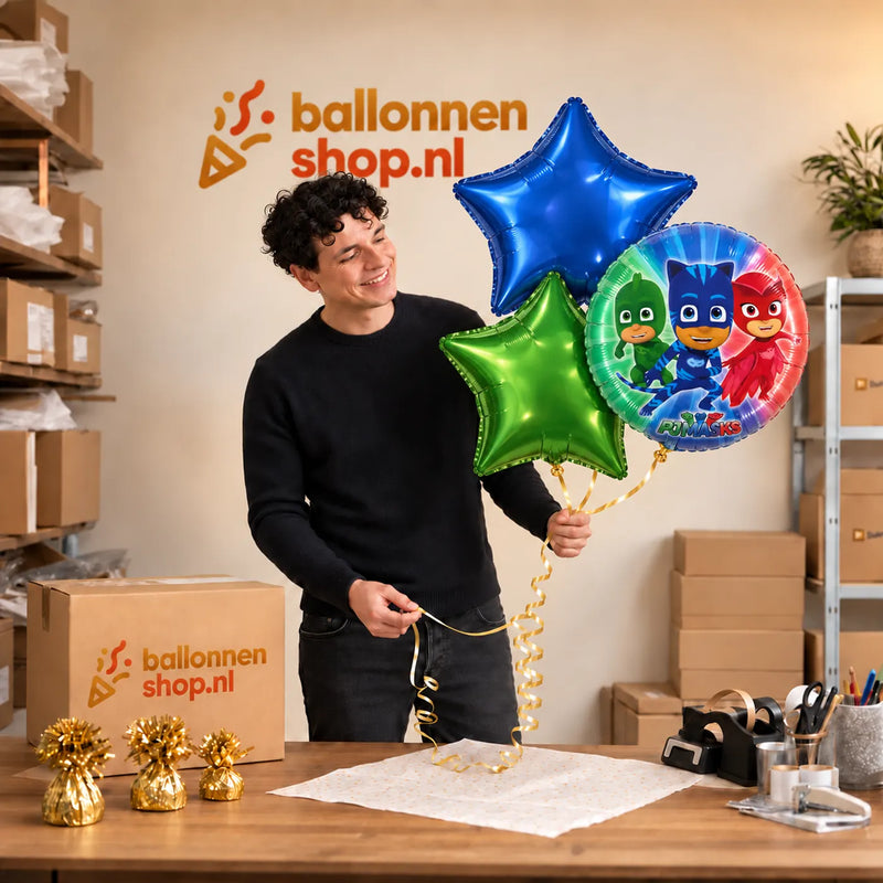 Jesse houdt PJ Masks Gekko, Owlette & Catboy Trosje vast in de warme werkplaats van Ballonnenshop.nl.