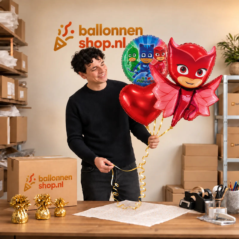 Jesse houdt Owlette PJ Masks Trosje vast in de warme werkplaats van Ballonnenshop.nl.