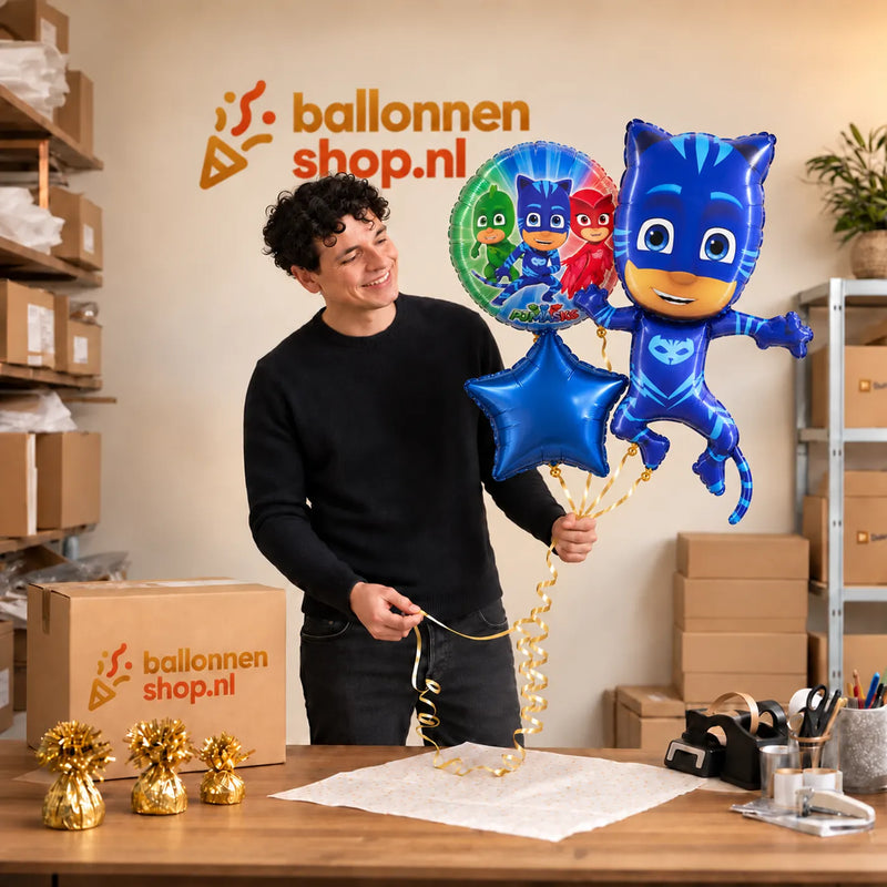 Jesse houdt Catboy PJ Masks Trosje vast in de warme werkplaats van Ballonnenshop.nl.