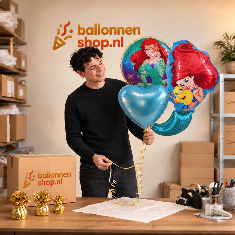 Jesse houdt Ariel Disney Prinses Trosje vast in de warme werkplaats van Ballonnenshop.nl.