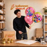 Jesse houdt Disney Prinsessen Trosje vast in de warme werkplaats van Ballonnenshop.nl.