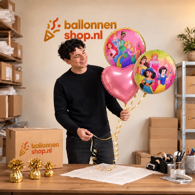 Jesse houdt Disney Prinsessen Trosje vast in de warme werkplaats van Ballonnenshop.nl.