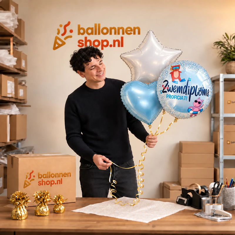 Jesse houdt Zwemdiploma Proficiat Trosje vast in de warme werkplaats van Ballonnenshop.nl.