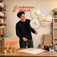 Jesse houdt Jubileum Mr & Mrs Trosje vast in de warme werkplaats van Ballonnenshop.nl.