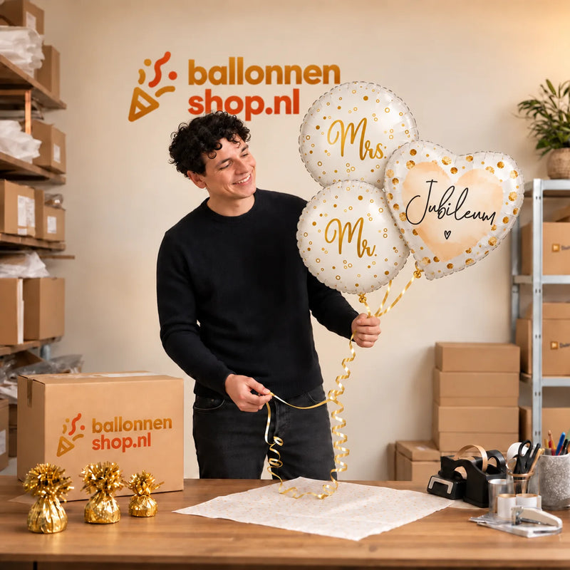 Jesse houdt Jubileum Mr & Mrs Trosje vast in de warme werkplaats van Ballonnenshop.nl.