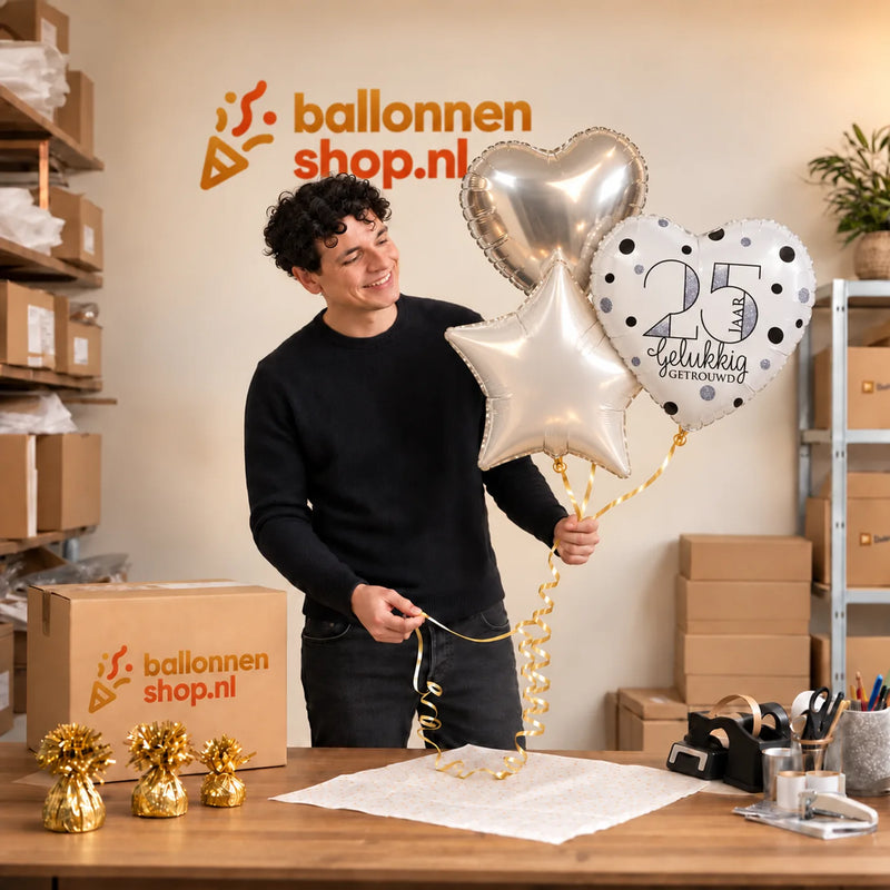 Jesse houdt 25 Jaar Getrouwd Trosje Ballonnen vast in de warme werkplaats van Ballonnenshop.nl.
