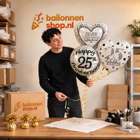 Jesse houdt 25 Jarig Huwelijk Trosje vast in de warme werkplaats van Ballonnenshop.nl.