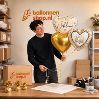 Jesse houdt Goud 50 Jaar Jubileum Trosje Goud vast in de warme werkplaats van Ballonnenshop.nl.