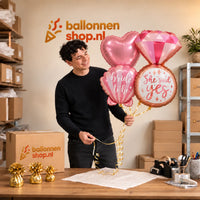 Jesse houdt She Said Yes XL Trosje Ballonnen vast in de warme werkplaats van Ballonnenshop.nl.