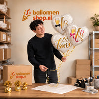 Jesse houdt Mr & Mrs Love Trosje Ballonnen vast in de warme werkplaats van Ballonnenshop.nl.