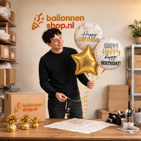 Jesse houdt Happy Birthday Trosje vast in de warme werkplaats van Ballonnenshop.nl.