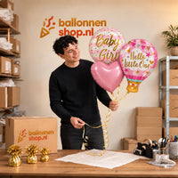 Jesse houdt Hello Little Girl Trosje vast in de warme werkplaats van Ballonnenshop.nl.