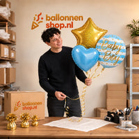 Jesse houdt Baby Boy Trosje Helium Ballonnen vast in de warme werkplaats van Ballonnenshop.nl.