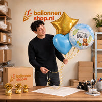 Jesse houdt Ik Word Grote Broer Trosje vast in de warme werkplaats van Ballonnenshop.nl.