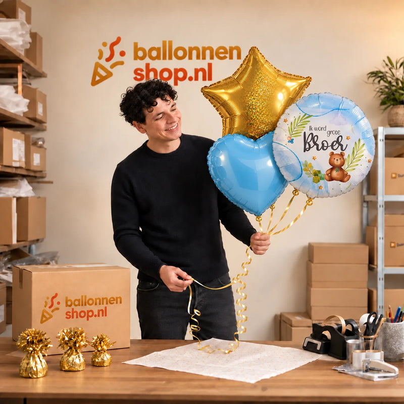 Jesse houdt Ik Word Grote Broer Trosje vast in de warme werkplaats van Ballonnenshop.nl.