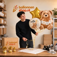 Jesse houdt Hello Baby Trosje Ballonnen vast in de warme werkplaats van Ballonnenshop.nl.