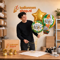 Jesse houdt Welcome Baby Jungle Trosje vast in de warme werkplaats van Ballonnenshop.nl.