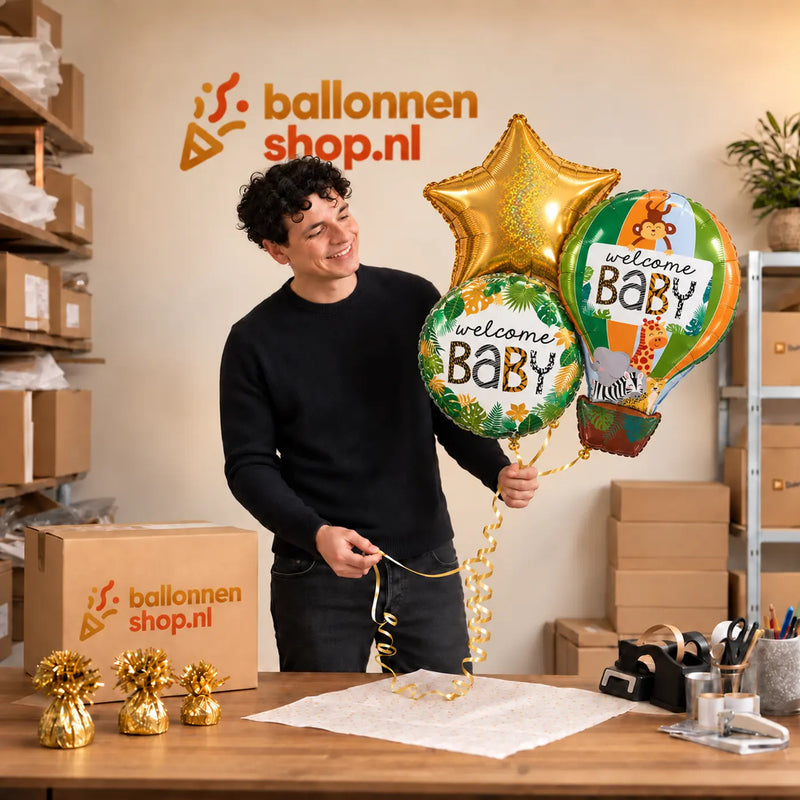 Jesse houdt Welcome Baby Jungle Trosje vast in de warme werkplaats van Ballonnenshop.nl.