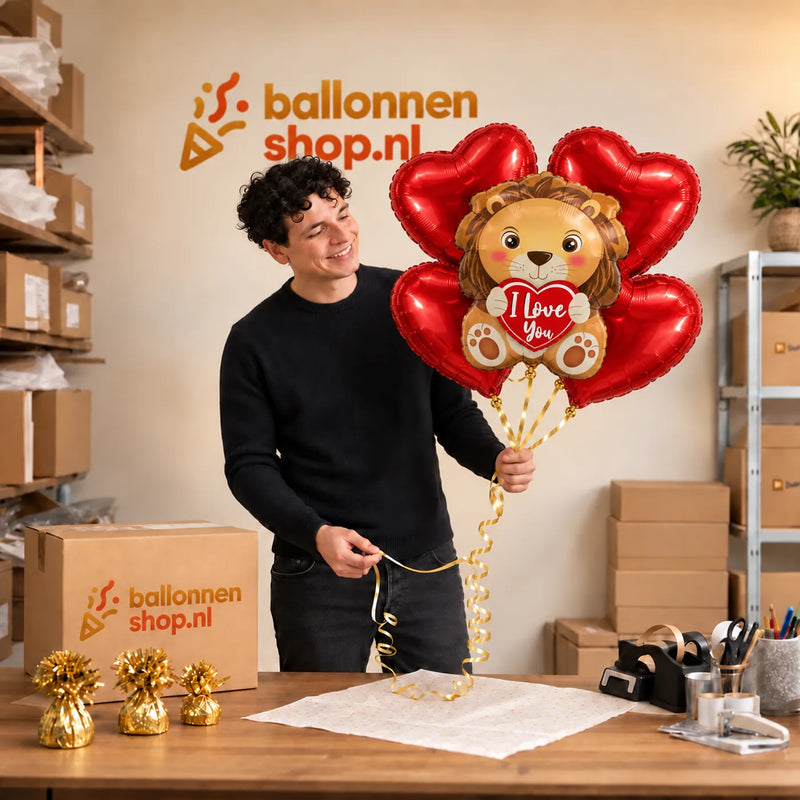 Jesse houdt XL I Love You Leeuw Ballonnentros – Met Karakter vast in de warme werkplaats van Ballonnenshop.nl.