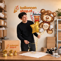 Jesse houdt Beterschap Beren XL Trosje vast in de warme werkplaats van Ballonnenshop.nl.
