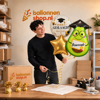 Jesse houdt Geslaagd Bravocado Ballonnentros vast in de warme werkplaats van Ballonnenshop.nl.