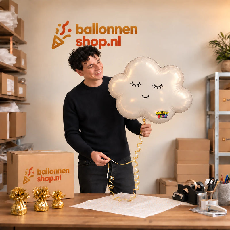 Jesse houdt de Wolk Wit Helium Ballon vast in de warme inpakruimte van Ballonnenshop.nl.
