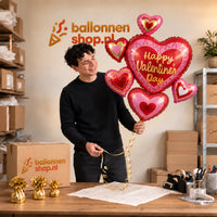 Jesse houdt de XL Happy Valentine’s Day – Voor een Bijzonder Moment vast in de warme inpakruimte van Ballonnenshop.nl.