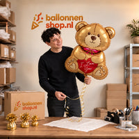 Jesse houdt de XL I Love You Beer Ballon vast in de warme inpakruimte van Ballonnenshop.nl.