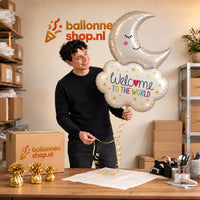 Jesse houdt de Welcome To The World Maan XL vast in de warme inpakruimte van Ballonnenshop.nl.
