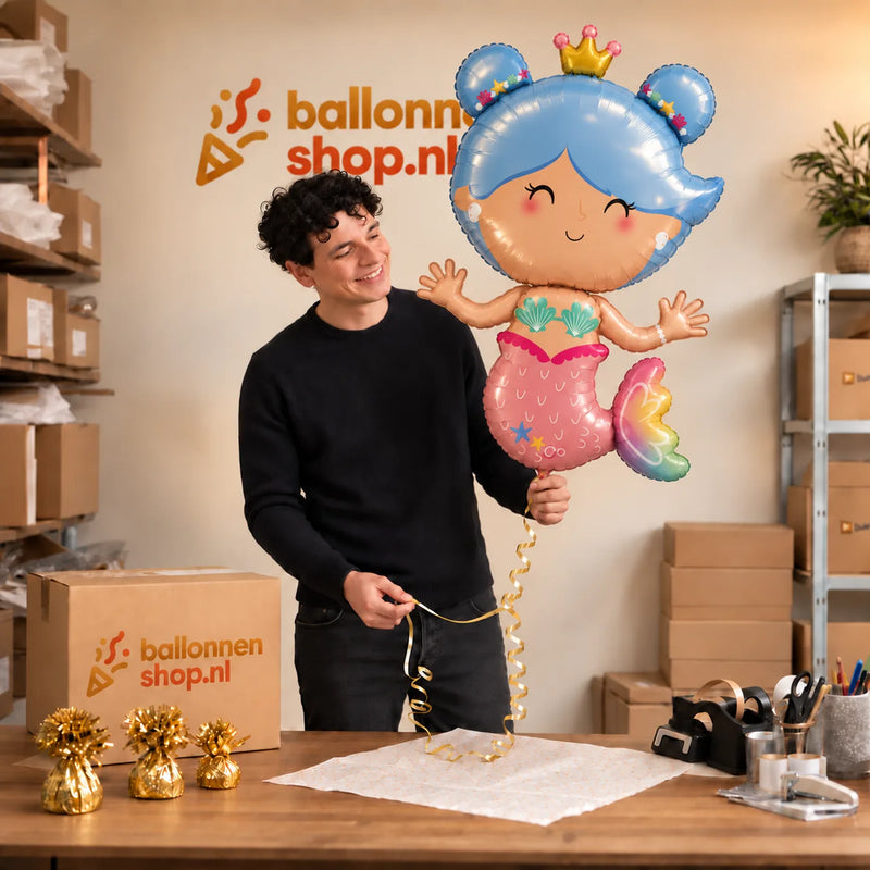 Jesse houdt de Zeemeermin Helium XL Ballon vast in de warme inpakruimte van Ballonnenshop.nl.