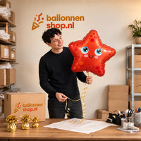 Jesse houdt de Zeester Helium Ballon vast in de warme inpakruimte van Ballonnenshop.nl.
