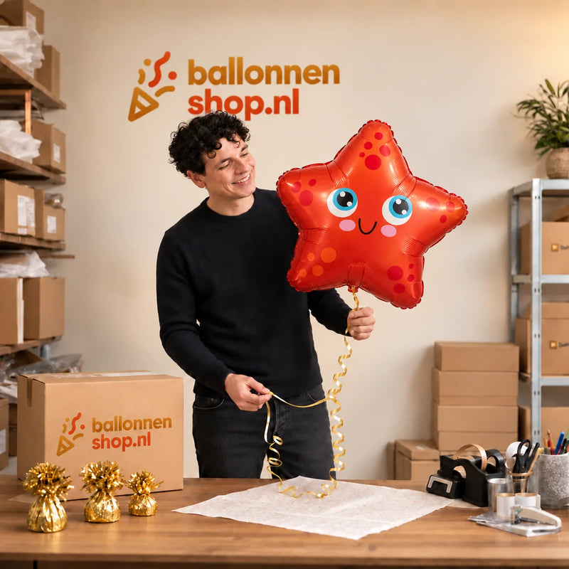 Jesse houdt de Zeester Helium Ballon vast in de warme inpakruimte van Ballonnenshop.nl.