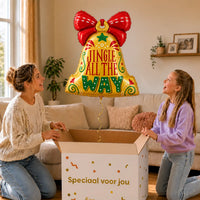 Jingle All The Way Bel Ballon – uitpakmoment met moeder en meisje in een warme woonkamer – Ballonnenshop.nl