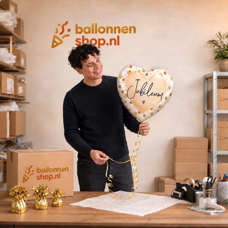 Jesse houdt de Jubileum Helium Ballon vast in de warme werkplaats van Ballonnenshop.nl.