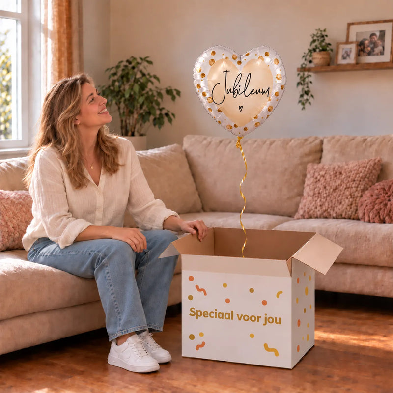 Uitpakmoment met Jubileum Helium Ballon uit een cadeaudoos van Ballonnenshop.nl