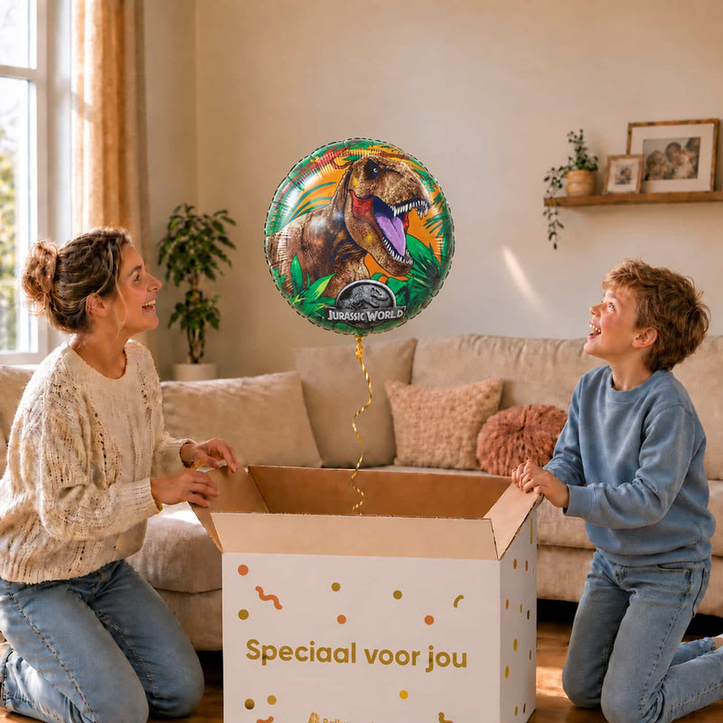 Moeder en jongen pakken een Jurassic World T-Rex heliumballon van 46 cm uit.