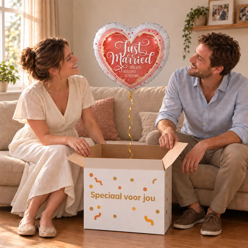 Uitpakmoment met Verliefd, Verloofd, Getrouwd uit een cadeaudoos van Ballonnenshop.nl