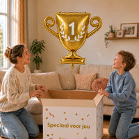 Kampioensbeker Helium Ballon – uitpakmoment met moeder en jongetje in een warme woonkamer – Ballonnenshop.nl