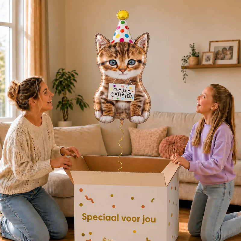 Kat Cue The Catfetti XL Ballon – uitpakmoment met moeder en meisje in een warme woonkamer – Ballonnenshop.nl