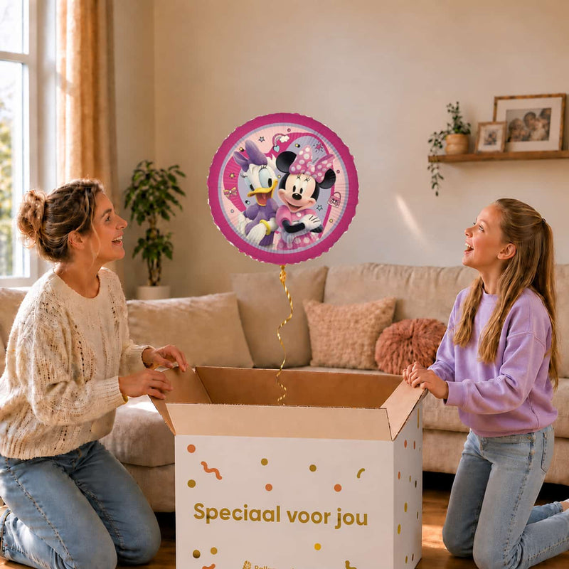 Moeder en meisje bekijken de ballon Katrien Duck & Minnie Mouse in zacht warm licht boven de geopende cadeaudoos ‘Speciaal voor jou’.