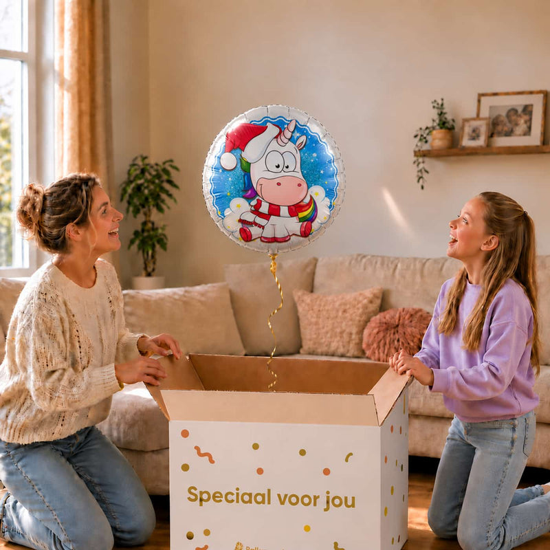 Moeder en dochter openen een cadeaudoos met een Kerst Unicorn heliumballon van 46 cm.