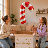 Kerst Zuurstok Helium XL Ballon – uitpakmoment met moeder en meisje in een warme woonkamer – Ballonnenshop.nl