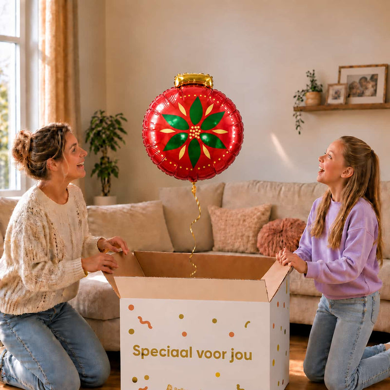 Moeder en dochter pakken een rode kerstbalvormige heliumballon van 45 cm met groen-gouden bloemmotief uit.