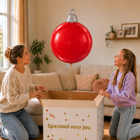 Kerstbal 4D Helium Ballon – uitpakmoment met moeder en meisje in een warme woonkamer – Ballonnenshop.nl