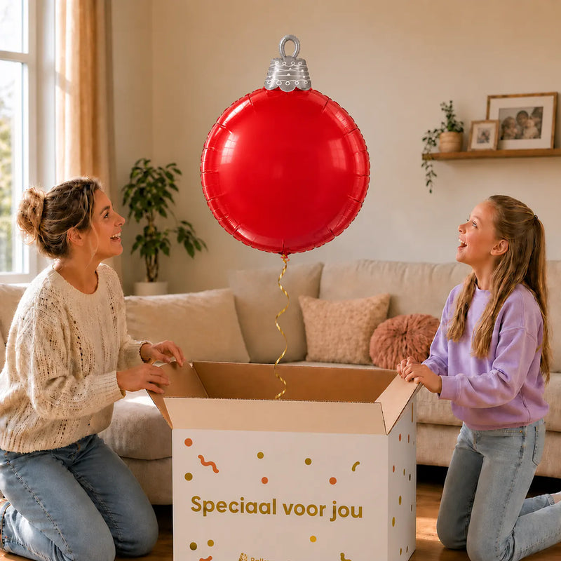 Kerstbal 4D Helium Ballon – uitpakmoment met moeder en meisje in een warme woonkamer – Ballonnenshop.nl