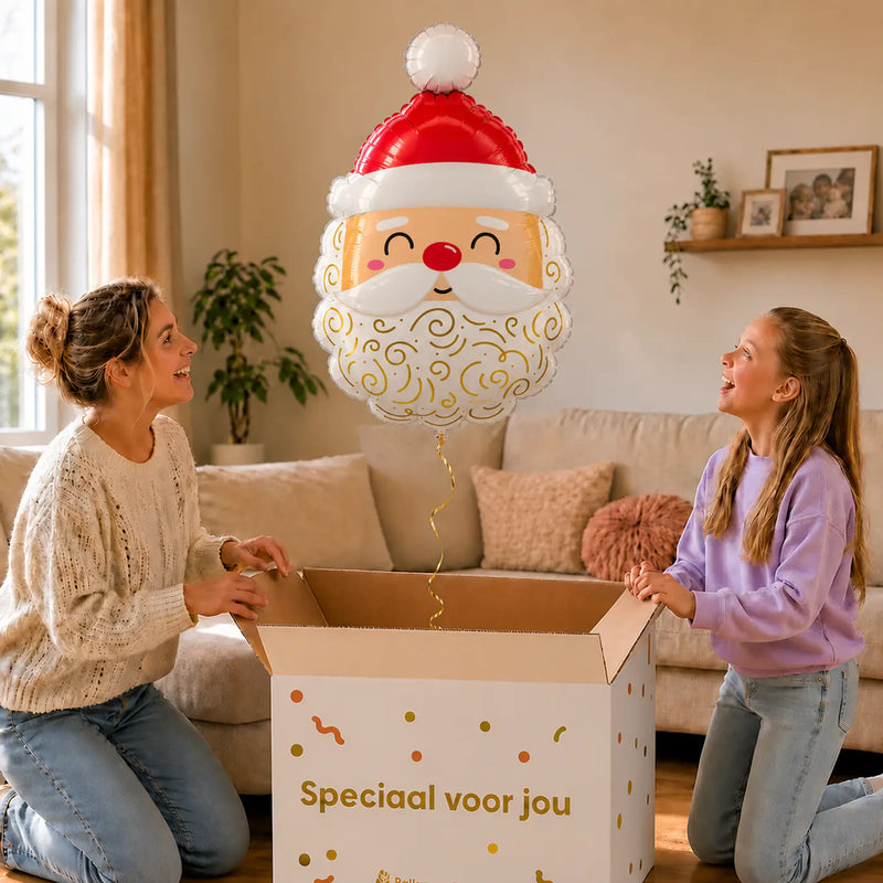 Kerstman Helium Ballon – uitpakmoment met moeder en meisje in een warme woonkamer – Ballonnenshop.nl