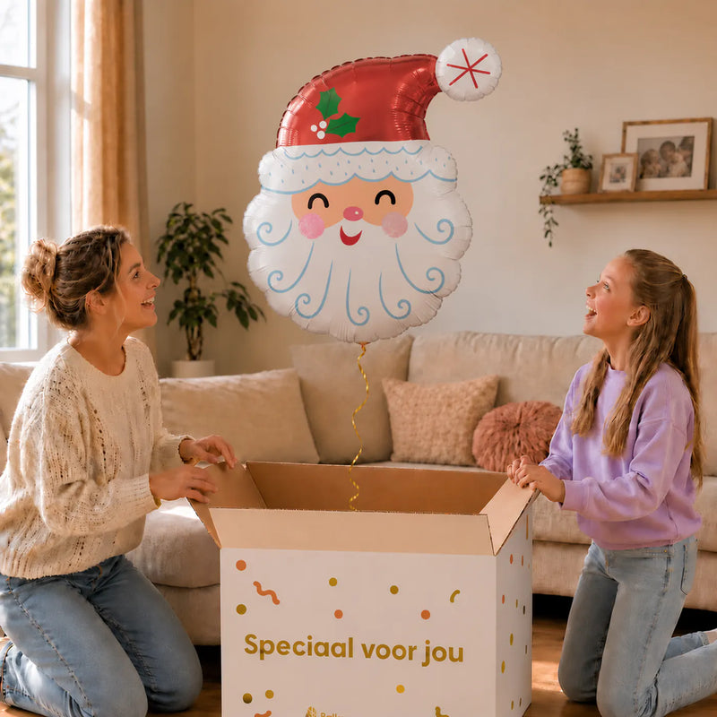 Kerstman Helium Ballon – uitpakmoment met moeder en meisje in een warme woonkamer – Ballonnenshop.nl
