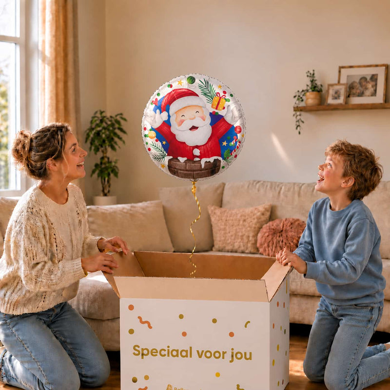 Moeder en zoon pakken een Kerstman uit Schoorsteen heliumballon van 46 cm uit de cadeaudoos.
