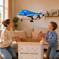 KLM Vliegtuig Helium XL Ballon – uitpakmoment met moeder en jongetje in een warme woonkamer – Ballonnenshop.nl
